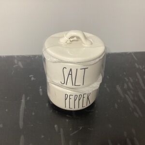 Rae Dunn salt/pepper stacker